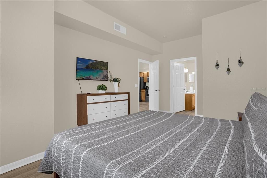 Active With Contract: $200,000 (3 beds, 2 baths, 1296 Square Feet)