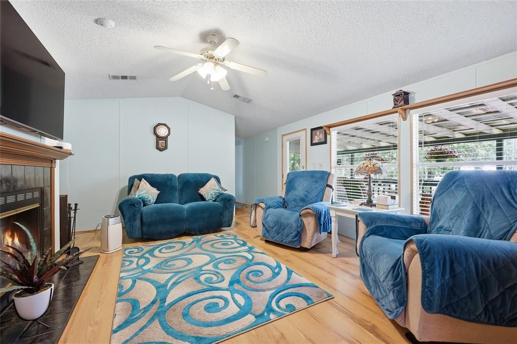 For Sale: $243,000 (3 beds, 2 baths, 1125 Square Feet)
