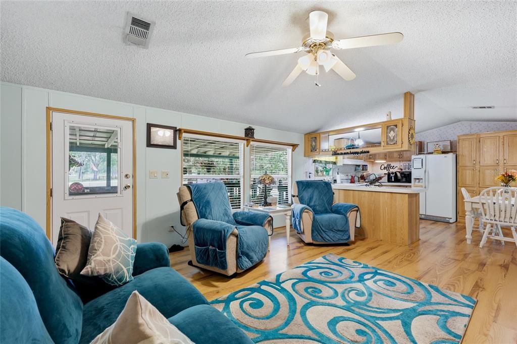 For Sale: $243,000 (3 beds, 2 baths, 1125 Square Feet)