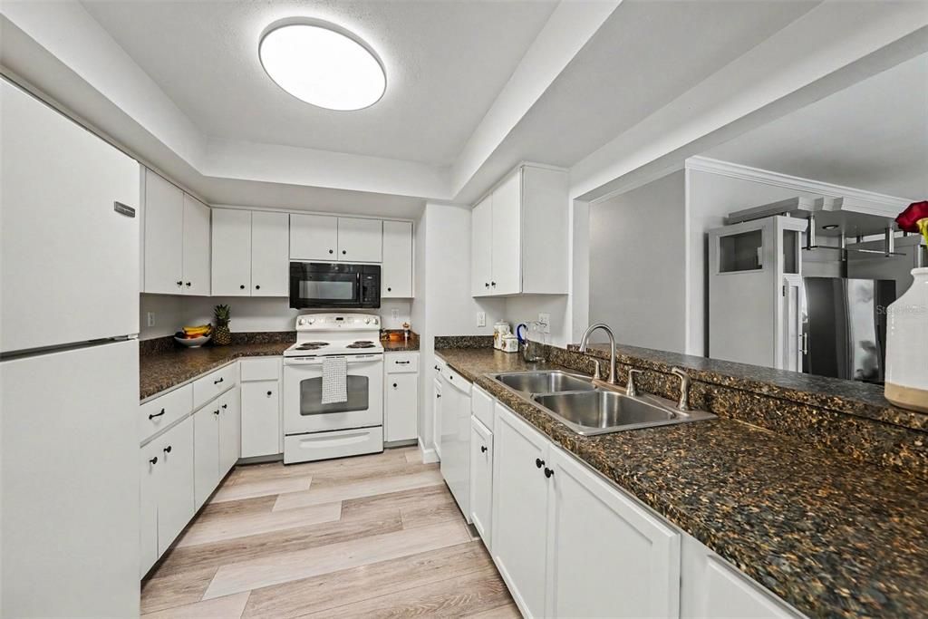 На продажу: $225,000 (2 спален, 2 ванн, 1470 Квадратных фут)