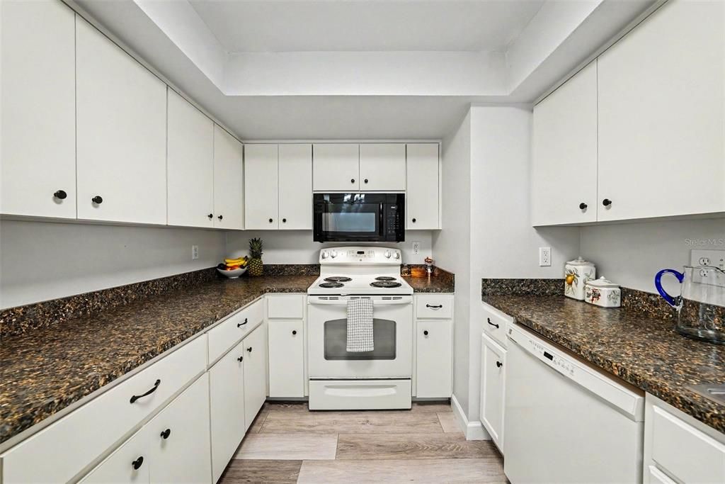 На продажу: $225,000 (2 спален, 2 ванн, 1470 Квадратных фут)