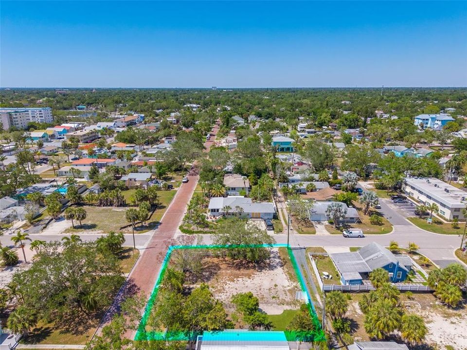 Под контрактом: $425,000 (0.21 acres)