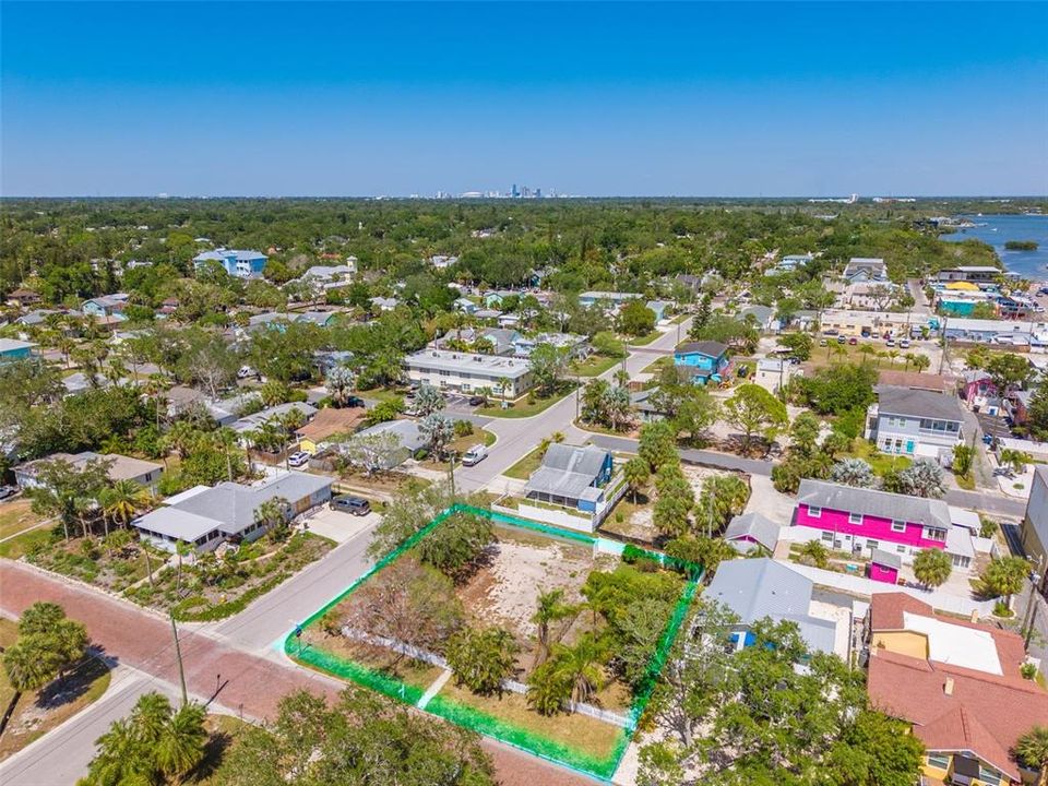 Под контрактом: $425,000 (0.21 acres)