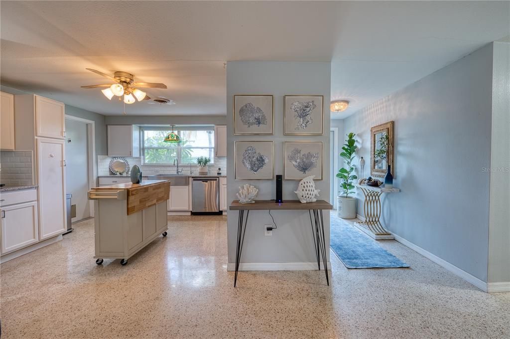 For Sale: $379,900 (2 beds, 2 baths, 1304 Square Feet)