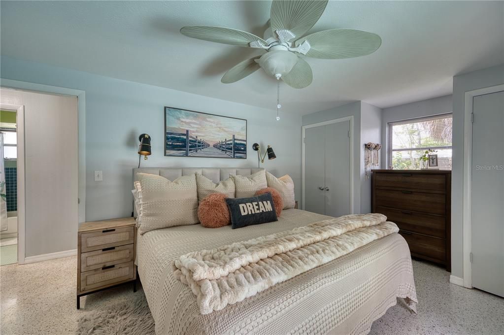 For Sale: $379,900 (2 beds, 2 baths, 1304 Square Feet)