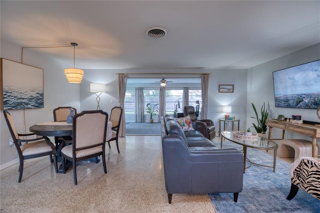For Sale: $379,900 (2 beds, 2 baths, 1304 Square Feet)