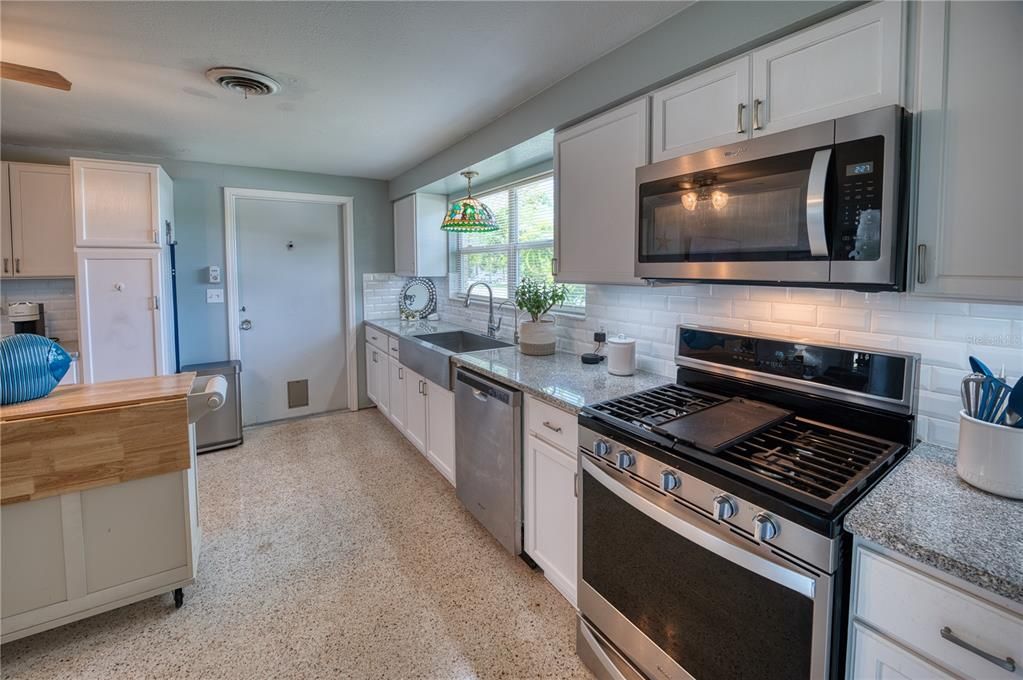 For Sale: $379,900 (2 beds, 2 baths, 1304 Square Feet)