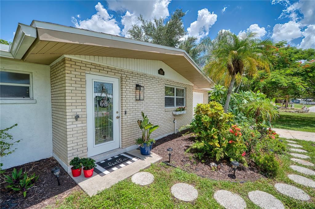 For Sale: $379,900 (2 beds, 2 baths, 1304 Square Feet)