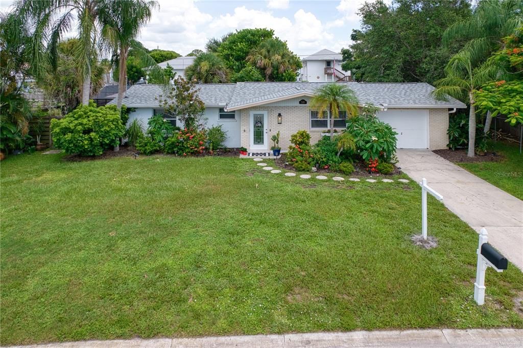 For Sale: $379,900 (2 beds, 2 baths, 1304 Square Feet)