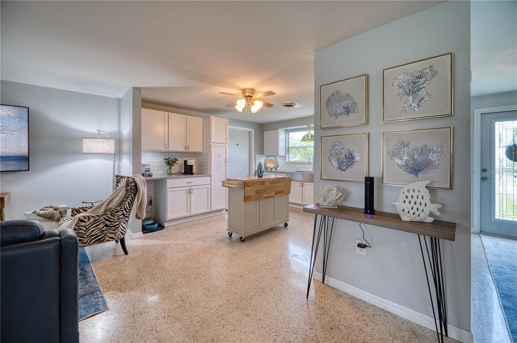 For Sale: $379,900 (2 beds, 2 baths, 1304 Square Feet)