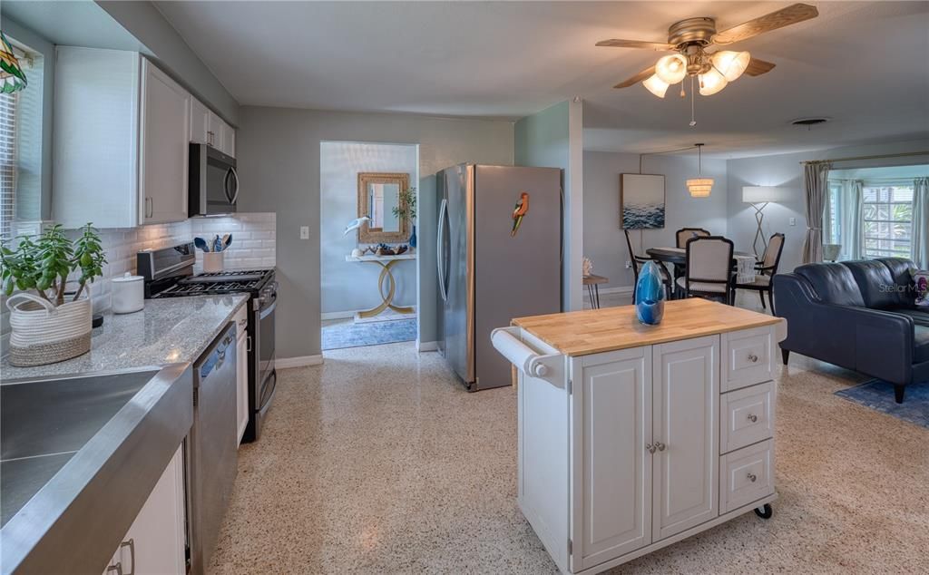 For Sale: $379,900 (2 beds, 2 baths, 1304 Square Feet)