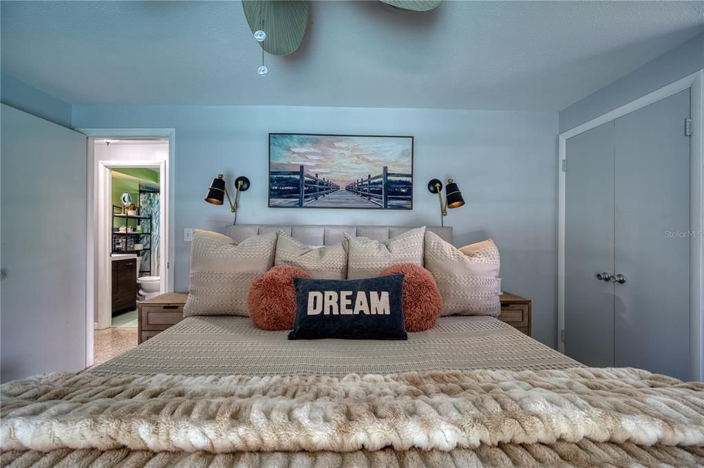 For Sale: $379,900 (2 beds, 2 baths, 1304 Square Feet)
