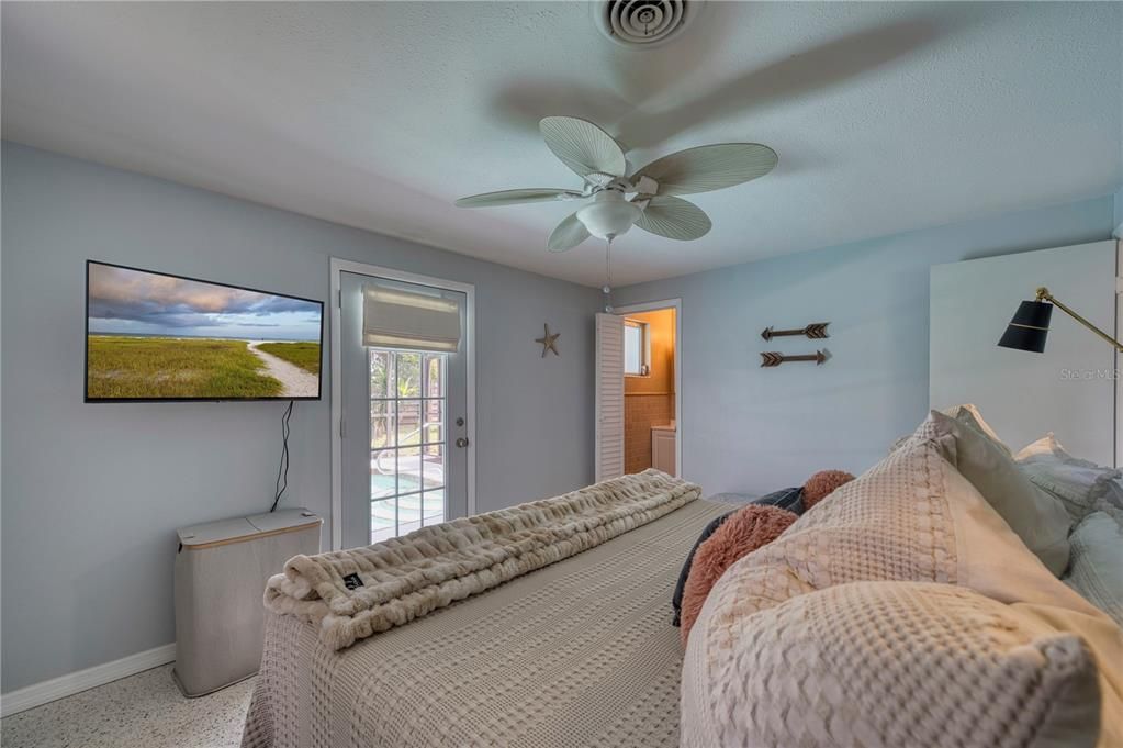 For Sale: $379,900 (2 beds, 2 baths, 1304 Square Feet)