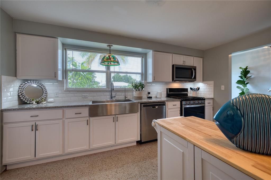 For Sale: $379,900 (2 beds, 2 baths, 1304 Square Feet)