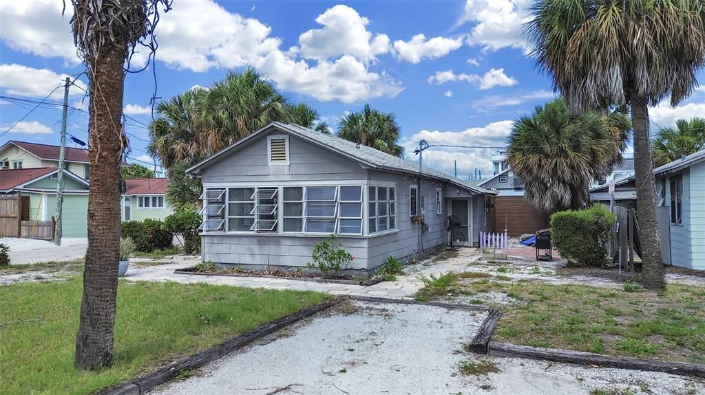 For Sale: $350,000 (0.10 acres)