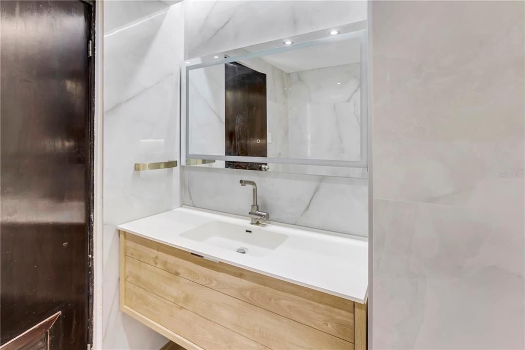 На продажу: $449,000 (2 спален, 2 ванн, 1073 Квадратных фут)