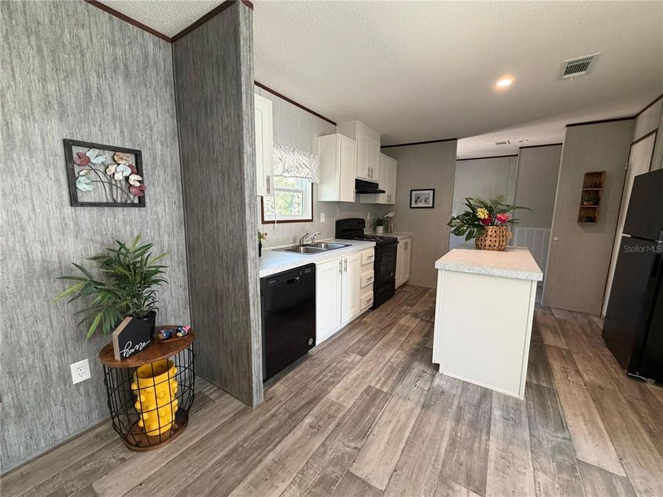 На продажу: $249,900 (4 спален, 2 ванн, 1768 Квадратных фут)