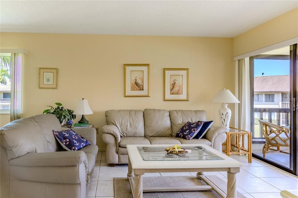 For Sale: $249,000 (2 beds, 2 baths, 1065 Square Feet)
