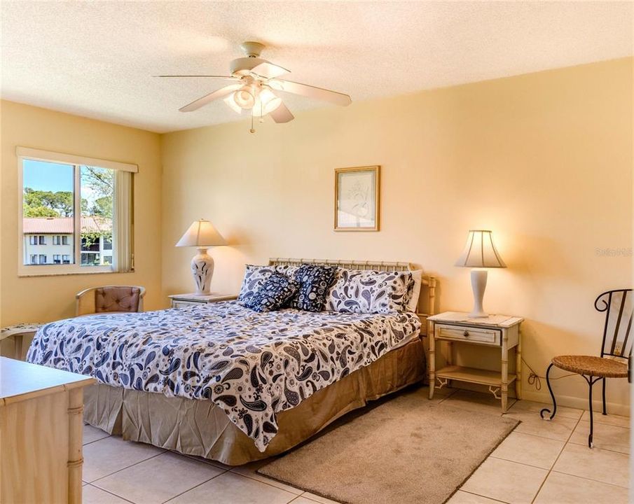 For Sale: $249,000 (2 beds, 2 baths, 1065 Square Feet)