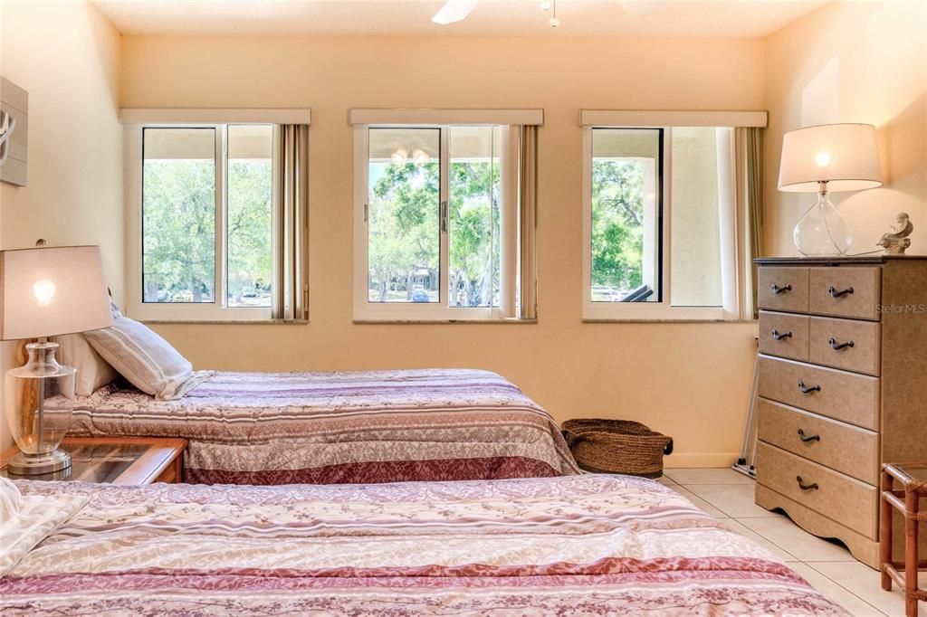 For Sale: $249,000 (2 beds, 2 baths, 1065 Square Feet)