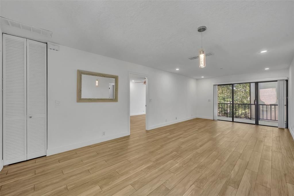 For Rent: $1,695 (2 beds, 1 baths, 972 Square Feet)