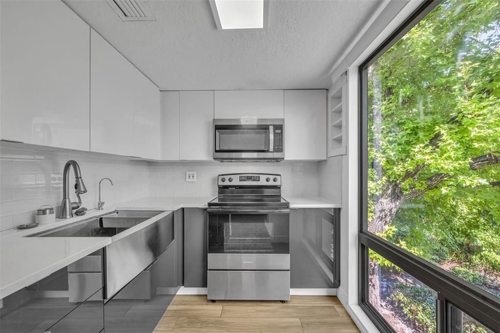 For Rent: $1,695 (2 beds, 1 baths, 972 Square Feet)
