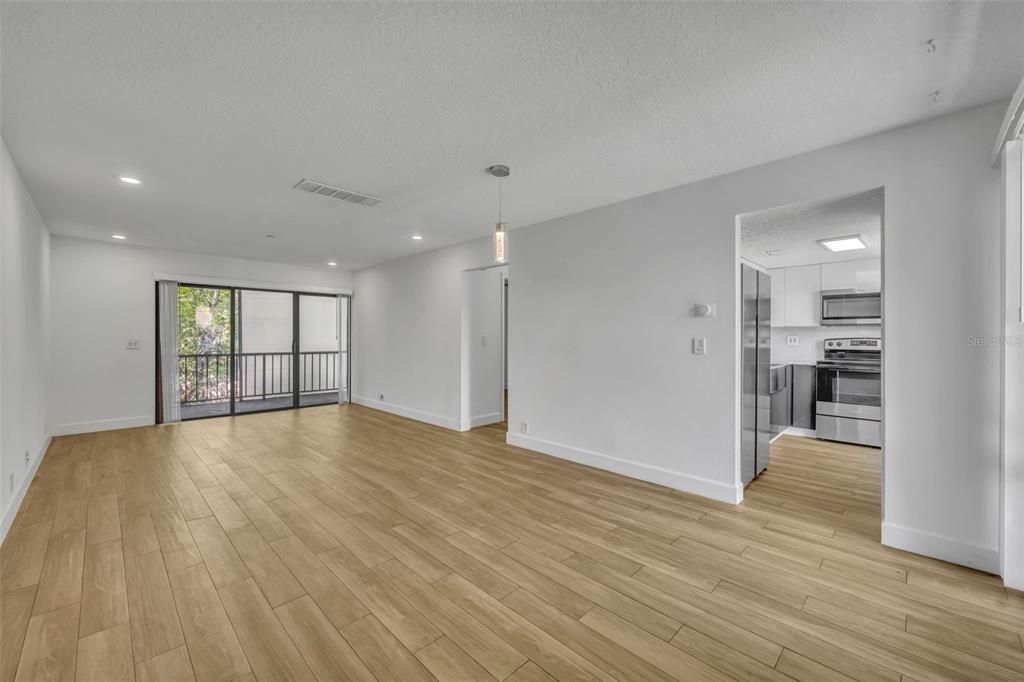 For Rent: $1,695 (2 beds, 1 baths, 972 Square Feet)