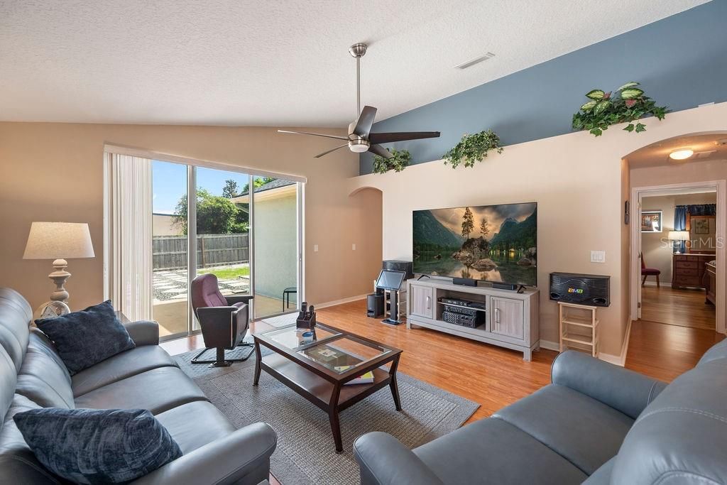 Activo con contrato: $349,900 (3 camas, 2 baños, 1675 Pies cuadrados)