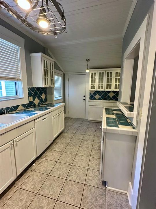 Active With Contract: $2,100 (2 beds, 2 baths, 1200 Square Feet)