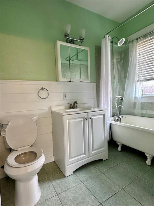 Active With Contract: $2,100 (2 beds, 2 baths, 1200 Square Feet)