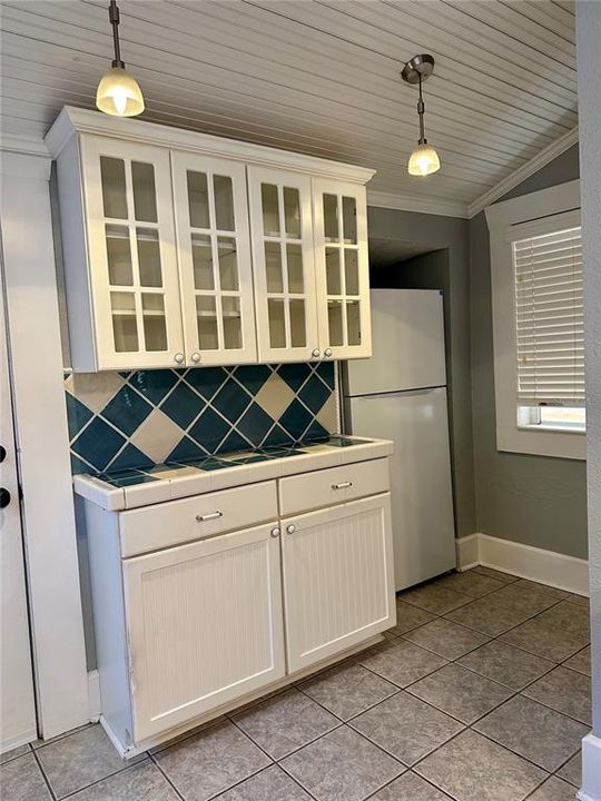 Active With Contract: $2,100 (2 beds, 2 baths, 1200 Square Feet)
