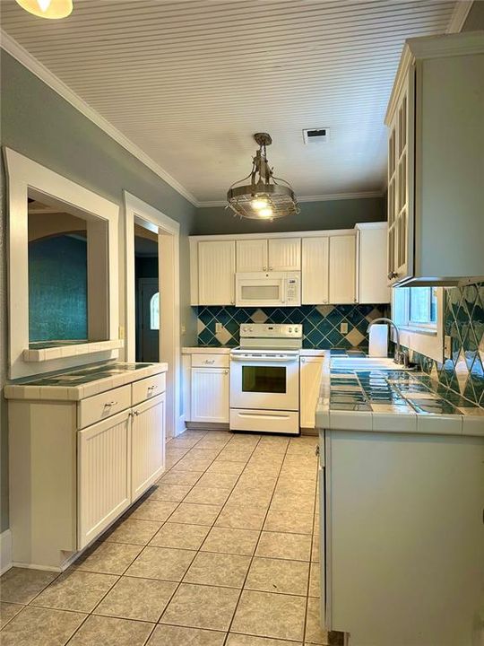 Active With Contract: $2,100 (2 beds, 2 baths, 1200 Square Feet)