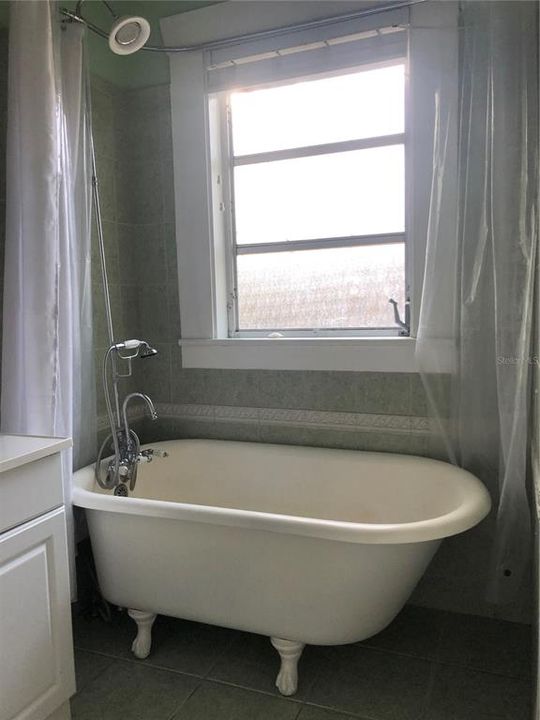 Active With Contract: $2,100 (2 beds, 2 baths, 1200 Square Feet)