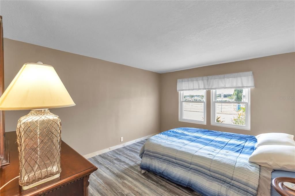 For Sale: $189,900 (2 beds, 2 baths, 1008 Square Feet)