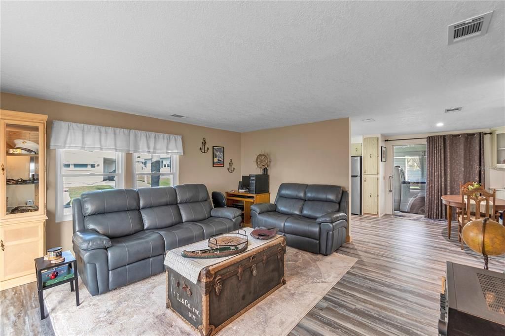 For Sale: $189,900 (2 beds, 2 baths, 1008 Square Feet)