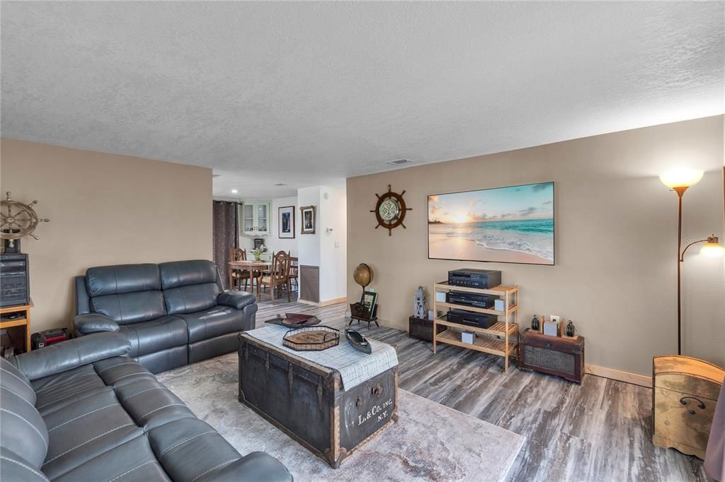 For Sale: $189,900 (2 beds, 2 baths, 1008 Square Feet)