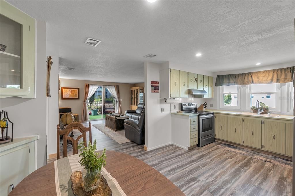 For Sale: $189,900 (2 beds, 2 baths, 1008 Square Feet)