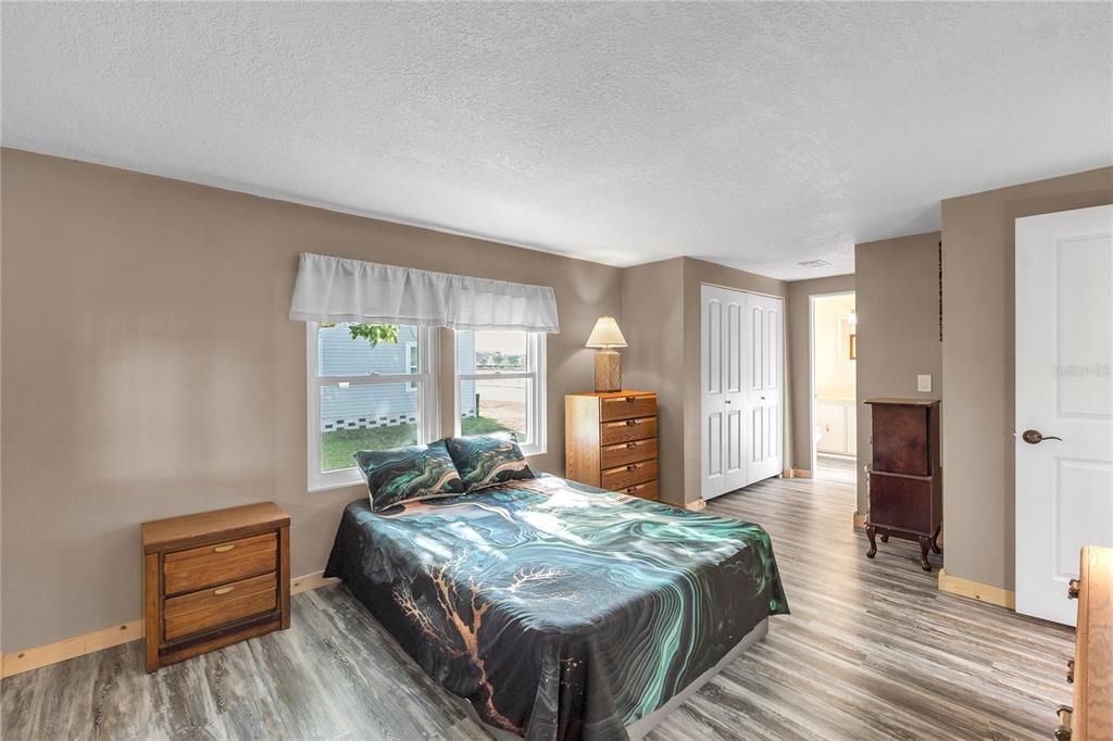 For Sale: $189,900 (2 beds, 2 baths, 1008 Square Feet)