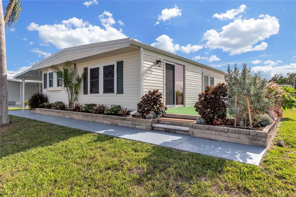 For Sale: $189,900 (2 beds, 2 baths, 1008 Square Feet)
