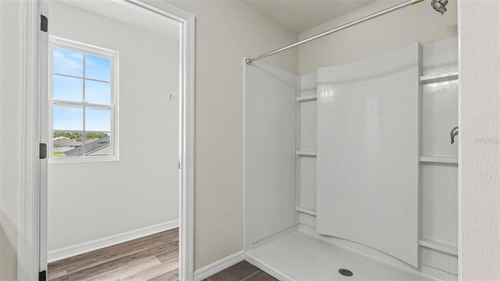 Activo con contrato: $335,000 (5 camas, 3 baños, 2696 Pies cuadrados)