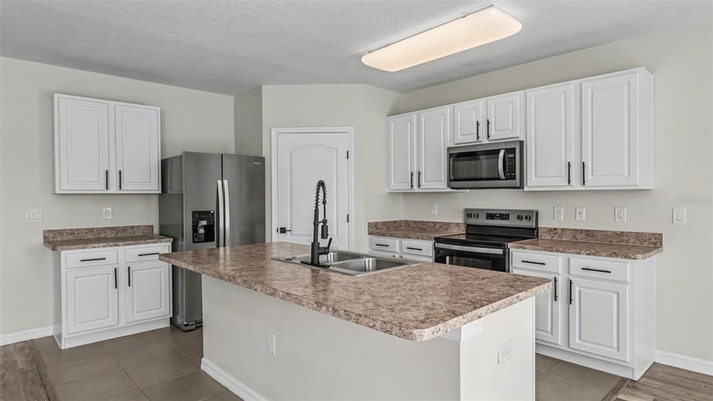 Activo con contrato: $335,000 (5 camas, 3 baños, 2696 Pies cuadrados)