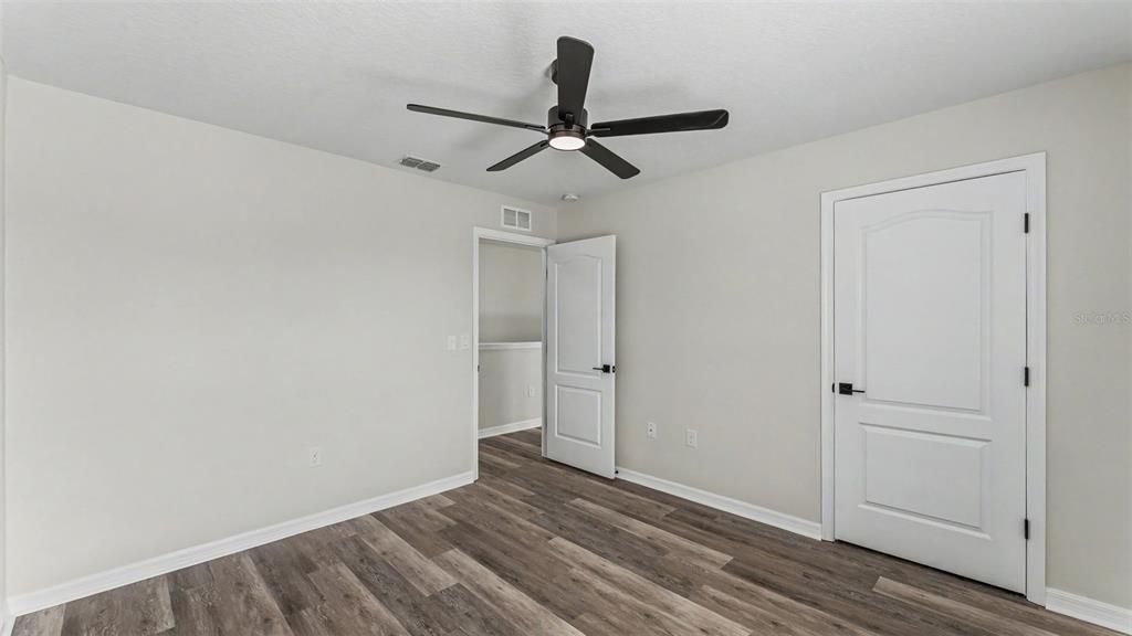 Activo con contrato: $335,000 (5 camas, 3 baños, 2696 Pies cuadrados)