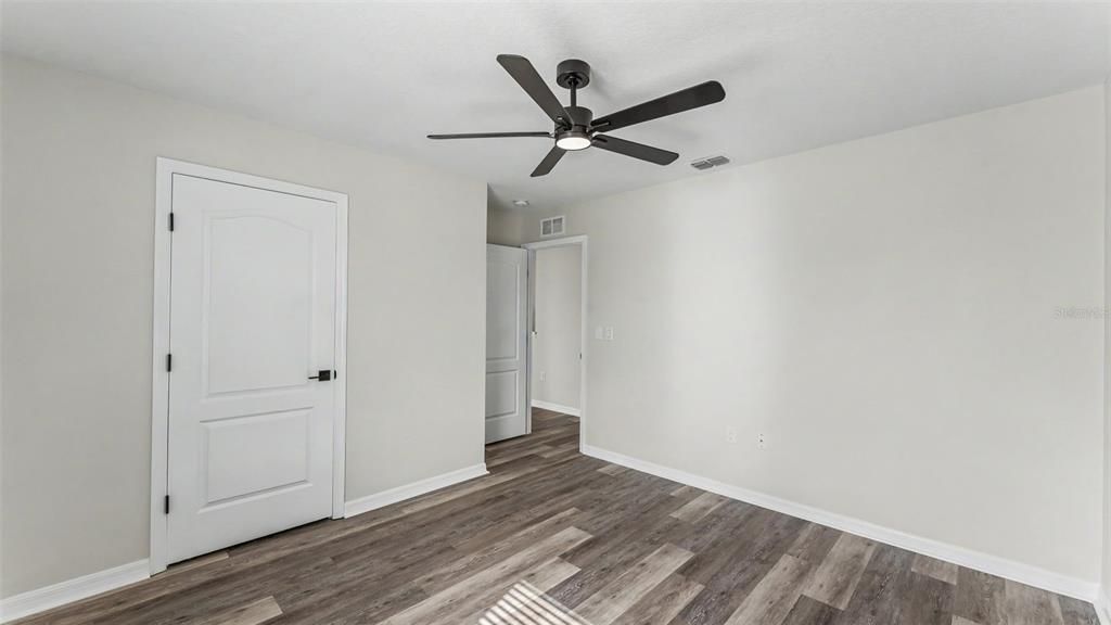 Activo con contrato: $335,000 (5 camas, 3 baños, 2696 Pies cuadrados)
