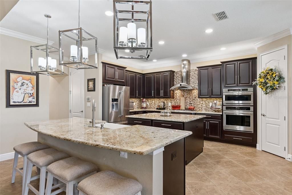 For Sale: $989,000 (6 beds, 5 baths, 4341 Square Feet)