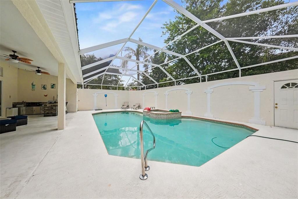Activo con contrato: $735,000 (5 camas, 4 baños, 3769 Pies cuadrados)