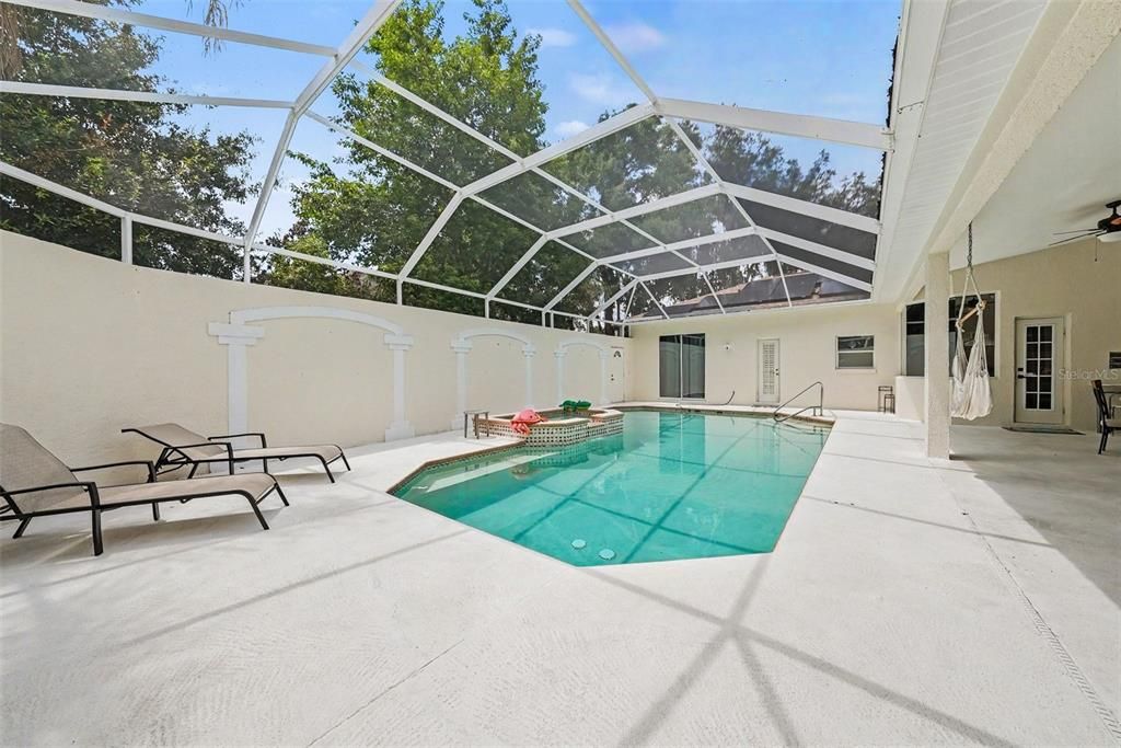 Activo con contrato: $735,000 (5 camas, 4 baños, 3769 Pies cuadrados)