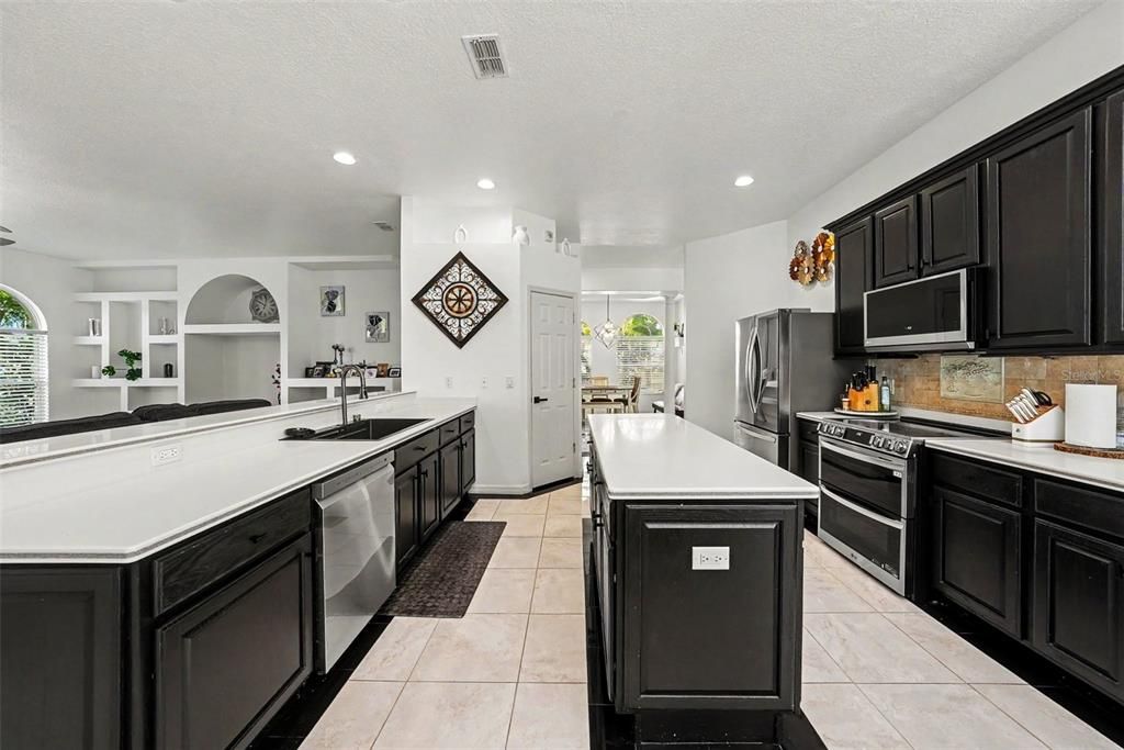 Activo con contrato: $735,000 (5 camas, 4 baños, 3769 Pies cuadrados)