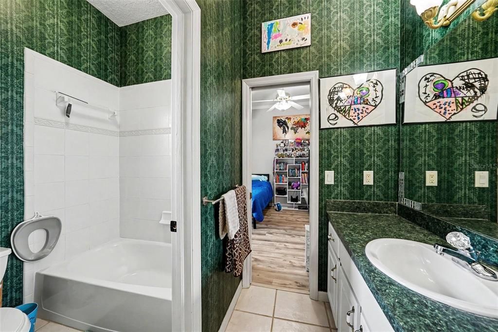 Activo con contrato: $735,000 (5 camas, 4 baños, 3769 Pies cuadrados)