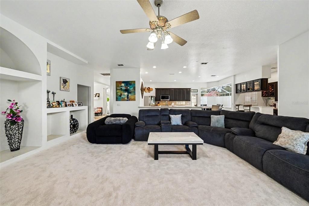 Activo con contrato: $735,000 (5 camas, 4 baños, 3769 Pies cuadrados)