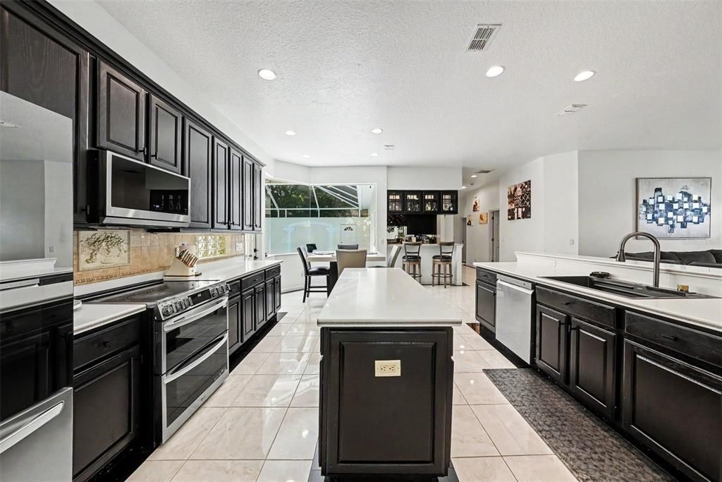 Activo con contrato: $735,000 (5 camas, 4 baños, 3769 Pies cuadrados)